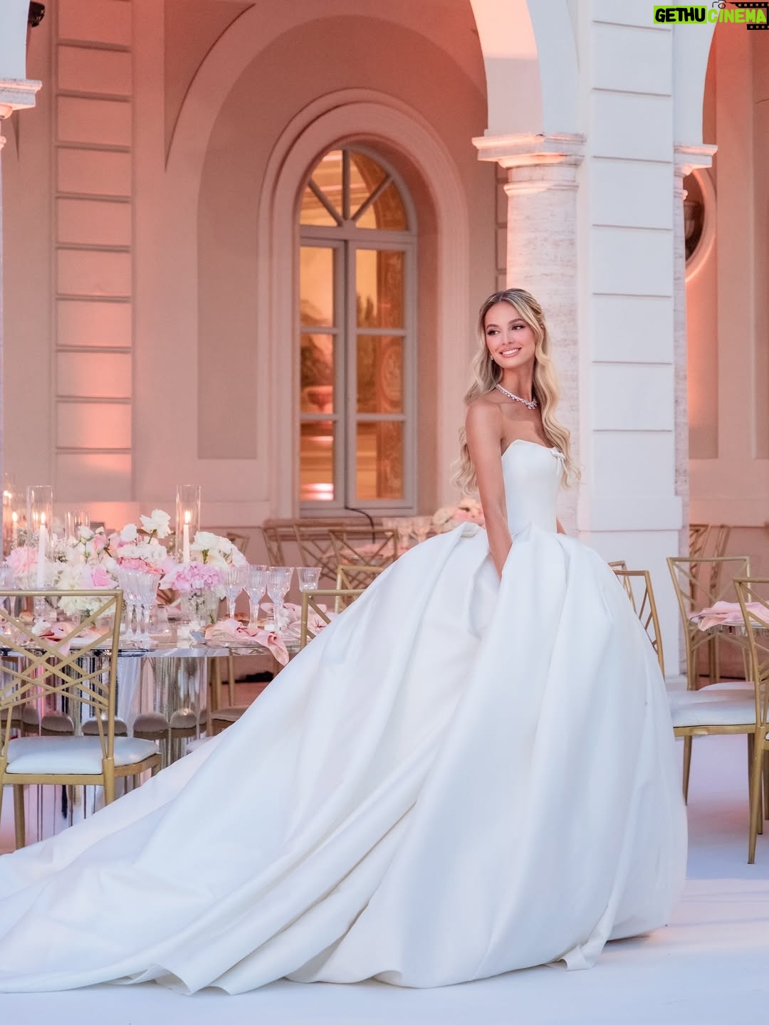 Cindy Marina - 6.3K Likes - Dinner reception of my dreams 🕯️

A big thank you to the wonderful @erikamorgera , Riccardo and the whole team for your tireless work to make this vision come to life! It’s truly beyond my wildest dreams 🩷