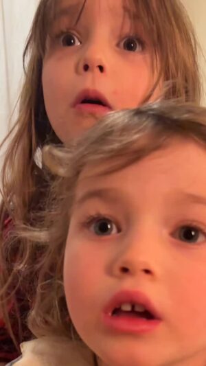 Cindy Poumeyrol Instagram - Le miroir est tombé, le mystère planait…
Accusation : Suzanne.
Révélation du jour : c’était Alba. Balancée par Victoire dans sa video au Père Noël.
Je me fais déjà rouler dans la farine. 
Le trio commence fort.