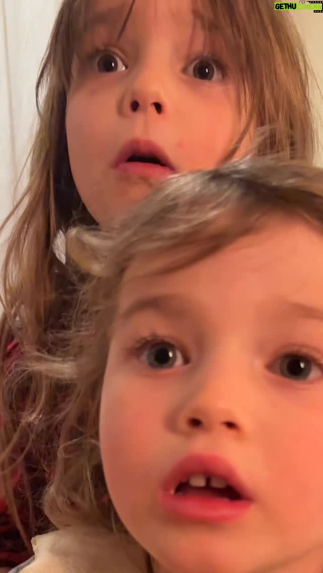 Cindy Poumeyrol - 24.4K Likes - Le miroir est tombé, le mystère planait…
Accusation : Suzanne.
Révélation du jour : c’était Alba. Balancée par Victoire dans sa video au Père Noël.
Je me fais déjà rouler dans la farine. 
Le trio commence fort.