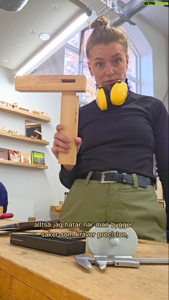 Clara Henry - 7.5K Likes - Snickarbrallorna är på, bekymmersrynkan är spänd, nu kör vi möbelsnickarkurs OCH DU SKA MED 🪵🪚⚰️