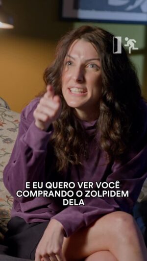 Clarice Falcão Instagram - ESSA PICA É SUA • Na divisão de bens, meu ex ficou com o apartamento e eu quebrei a coleção de bonequinhos dele. Achei justo. #shorts @estevamnabote @claricefalcao @heliochk 

ROTEIRO: @livrodemaria 
DIREÇÃO: @matheusmonk
