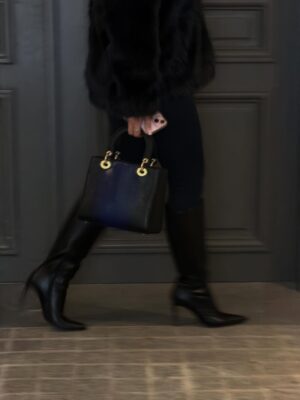 Clarysse Pereira Instagram - @FashionNova 

Ref : Manteau en fausse fourrure That’s Luxe
Combinaison-pantalon Muse à taille corset - Noire

#publicite