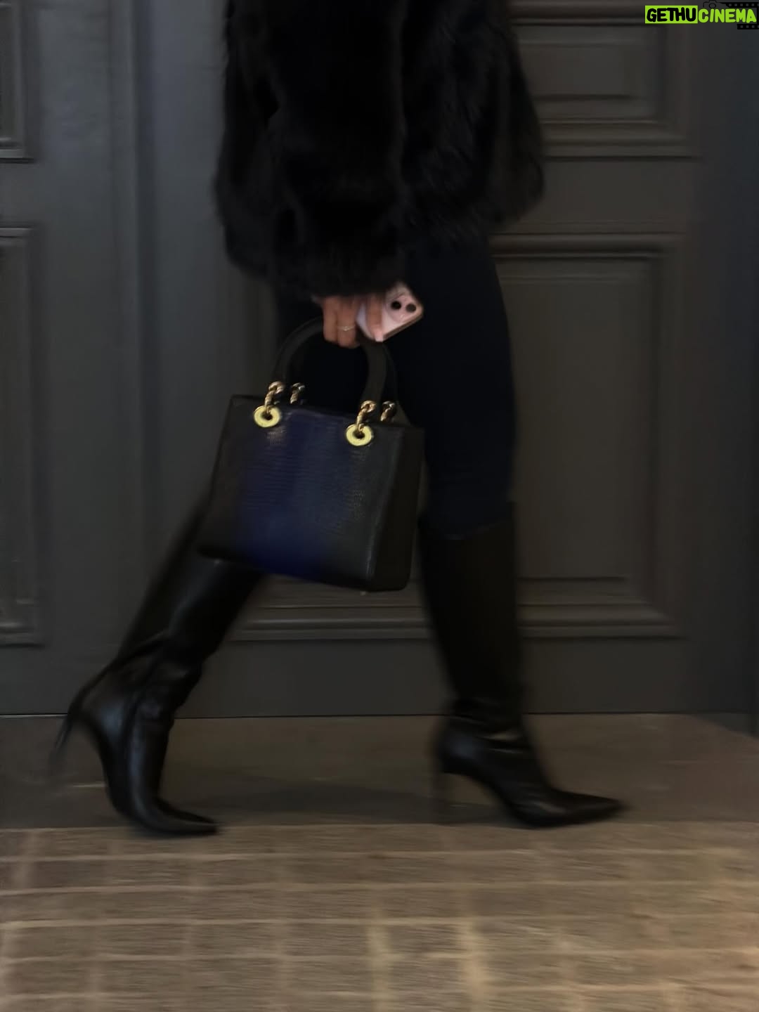 Clarysse Pereira - 31.7K Likes - @FashionNova 

Ref : Manteau en fausse fourrure That’s Luxe
Combinaison-pantalon Muse à taille corset - Noire

#publicite