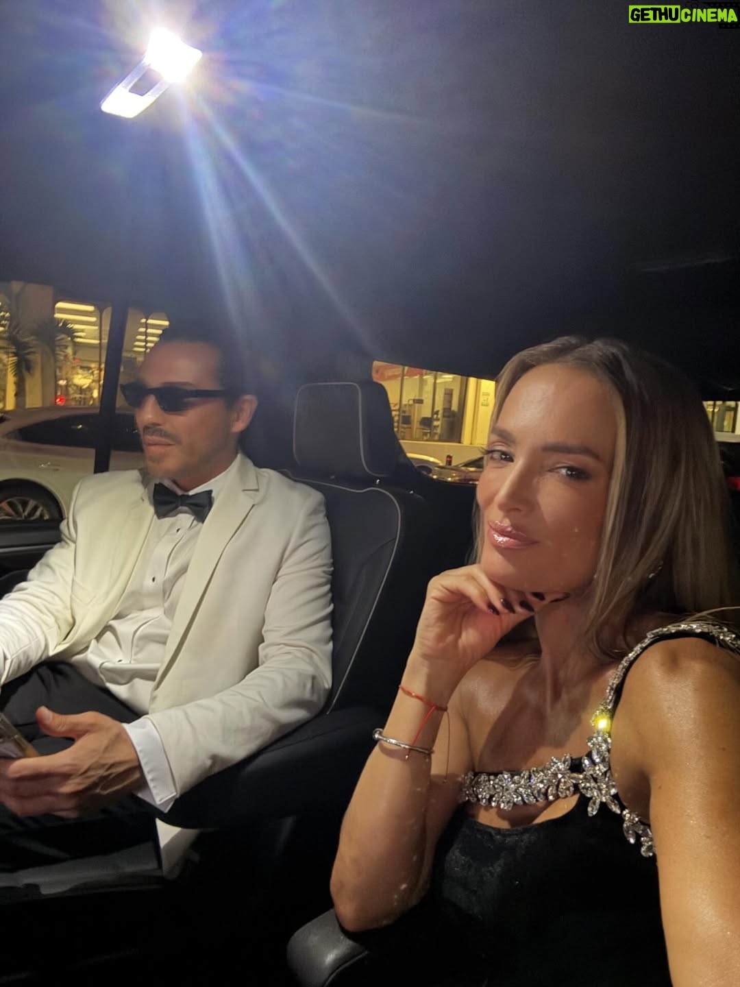 Claudia Albertario - 6.1K Likes - Que lindo disfrutar los martin fierro latino 2025
noche magica en Miami, tercer año consecutivo y cada vez mas top 
Feliz de ser parte de un premio que lleva el prestigio de mi Argentina al mundo !!!
@martinfierrolatino

Gracias por la magia ✨🤍
@ulisesnaon 
@ferquinzanosmakeup 
@alfondbh