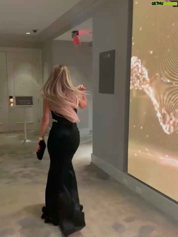 Claudia Albertario - 6.1K Likes - Que lindo disfrutar los martin fierro latino 2025
noche magica en Miami, tercer año consecutivo y cada vez mas top 
Feliz de ser parte de un premio que lleva el prestigio de mi Argentina al mundo !!!
@martinfierrolatino

Gracias por la magia ✨🤍
@ulisesnaon 
@ferquinzanosmakeup 
@alfondbh