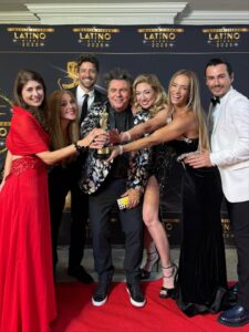 Claudia Albertario Instagram - Que lindo disfrutar los martin fierro latino 2025
noche magica en Miami, tercer año consecutivo y cada vez mas top 
Feliz de ser parte de un premio que lleva el prestigio de mi Argentina al mundo !!!
@martinfierrolatino

Gracias por la magia ✨🤍
@ulisesnaon 
@ferquinzanosmakeup 
@alfondbh