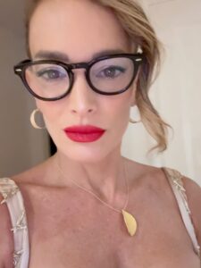 Claudia Albertario Instagram - … y un dia me vestí para una gala de los 50’s 
 #revistahola 

Gratitudes miles 🙌
Glam by la genia de @wow.yvo 
Dress @gustavocadile (de su atelier de NY) ❤️‍🔥
Uli está siempre @ulisesnaon 
@marttchein tambien presente
