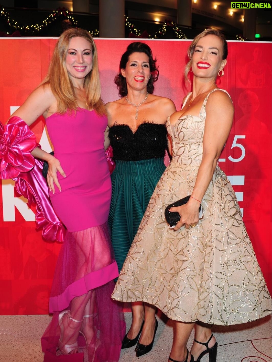 Claudia Albertario - 689 Likes - … y un dia me vestí para una gala de los 50’s 
 #revistahola 

Gratitudes miles 🙌
Glam by la genia de @wow.yvo 
Dress @gustavocadile (de su atelier de NY) ❤️‍🔥
Uli está siempre @ulisesnaon 
@marttchein tambien presente