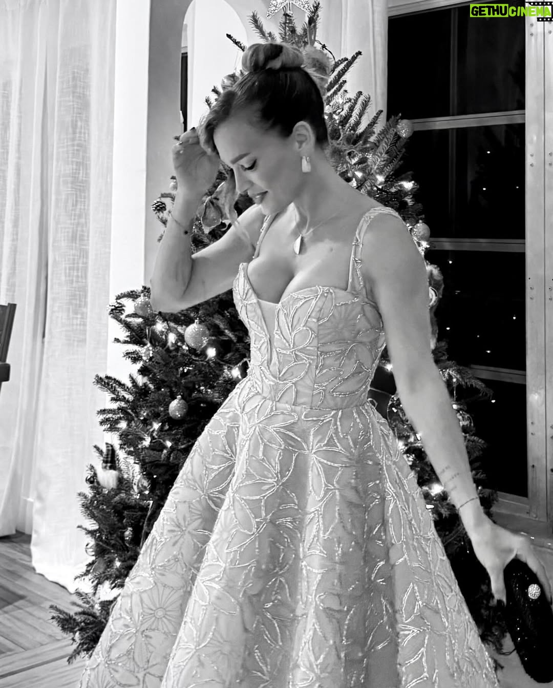 Claudia Albertario - 689 Likes - … y un dia me vestí para una gala de los 50’s 
 #revistahola 

Gratitudes miles 🙌
Glam by la genia de @wow.yvo 
Dress @gustavocadile (de su atelier de NY) ❤️‍🔥
Uli está siempre @ulisesnaon 
@marttchein tambien presente