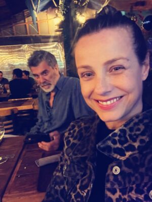 Claudia Conserva Instagram - Ya comienza la cuenta regresiva para despedir el 2025, por mi parte muy agradecida de vivir, de tener el amor de @pollolibre66 de mi familia, de tener salud, estoy trabajando en una idea que estoy segura ayudarƔ a muchas personas que no lo estƔn pasando bien, que requieren de una palabra de aliento, de esperanza, espero terminar pronto para compartir.
Anoche una escapada con el āLlopoā a comer y conversar los dos solos.
Que tremenda es esta canción, tan linda, de inmediato uno se conecta con las emociones š #rainbow #fin #amor #proyecto #ayuda