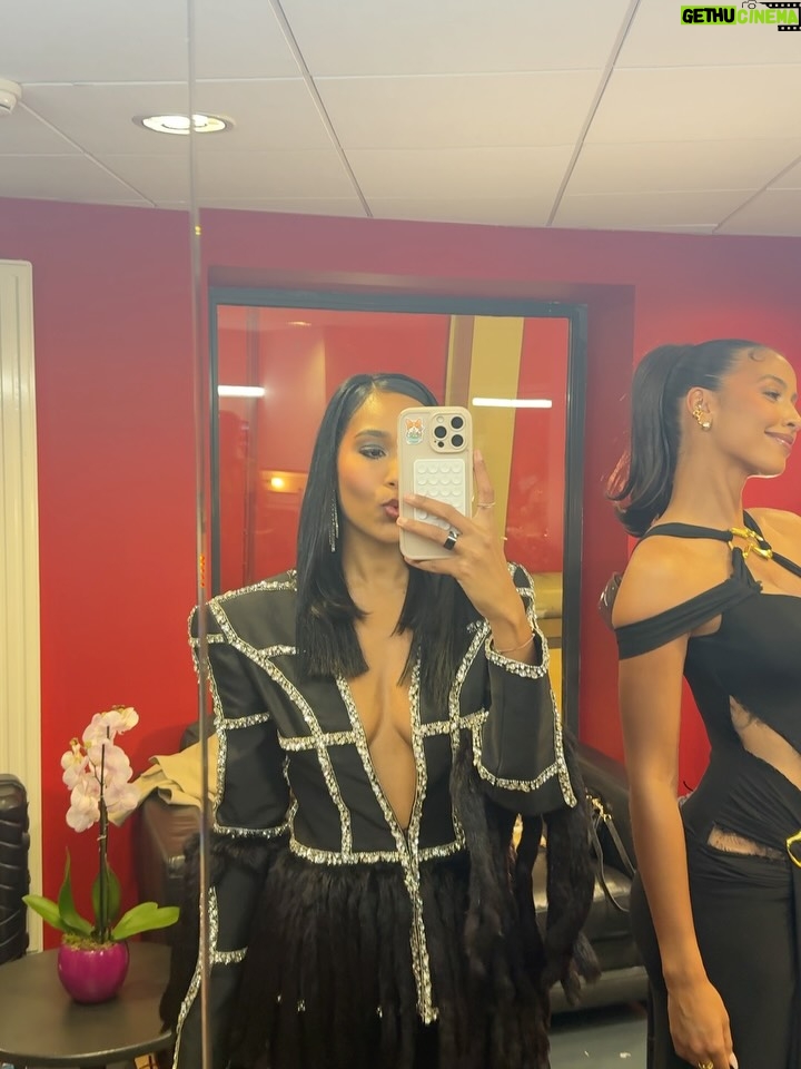 Clémence Botino - 20.3K Likes - « pincez-moi je rêve ! » 
C’est ce que je ressens à chaque fois que je revis cette soirée, les émotions refont surface ! Comment ai-je pu aller au bout de ce concours @missfranceoff 🥹 6 ans après c’est l’émerveillement le plus pur, et cela ne changera jamais. 
Merci la vie pour ce si beau cadeau 🤍 et merci à ces femmes qui le renouvellent chaque instant par leur présence et leurs sourires 🙏🏽