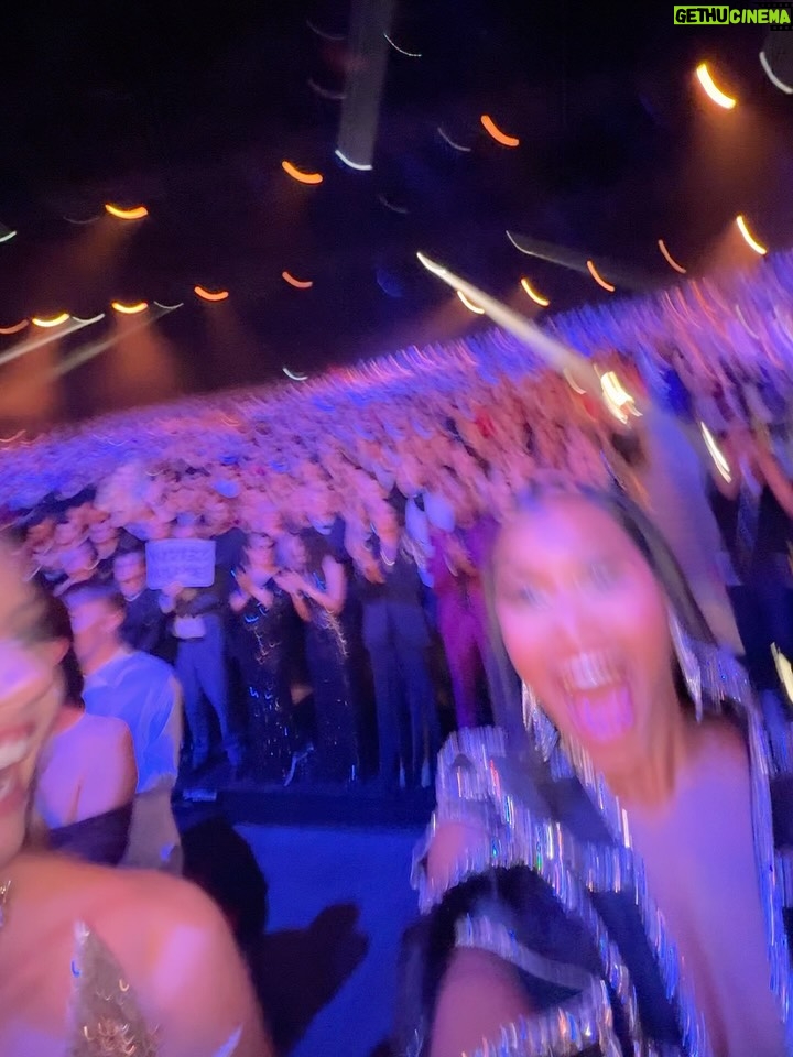 Clémence Botino - 20.3K Likes - « pincez-moi je rêve ! » 
C’est ce que je ressens à chaque fois que je revis cette soirée, les émotions refont surface ! Comment ai-je pu aller au bout de ce concours @missfranceoff 🥹 6 ans après c’est l’émerveillement le plus pur, et cela ne changera jamais. 
Merci la vie pour ce si beau cadeau 🤍 et merci à ces femmes qui le renouvellent chaque instant par leur présence et leurs sourires 🙏🏽
