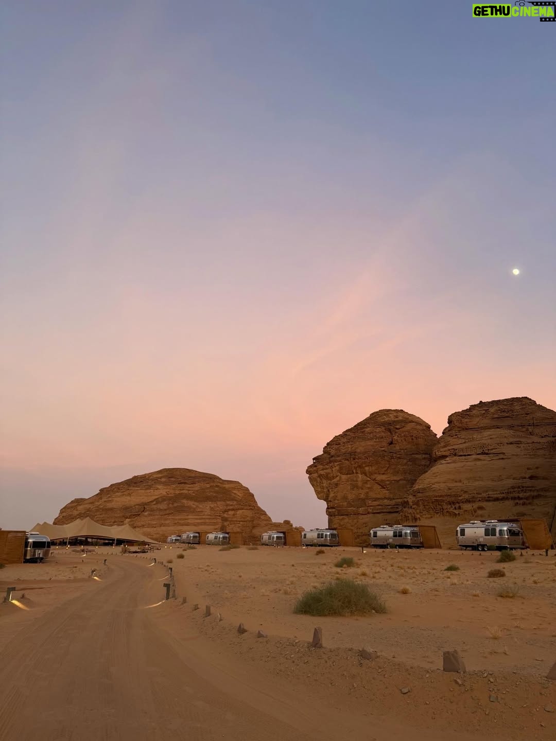 Cloud Wan - 21.3K Likes - Is this what it feels like to live on Mars? 

The sheer scale of it all brings a quiet kind of loneliness—the kind that makes you wonder about your place in the universe. 

What’s it all for? 

🌄🌌🌅