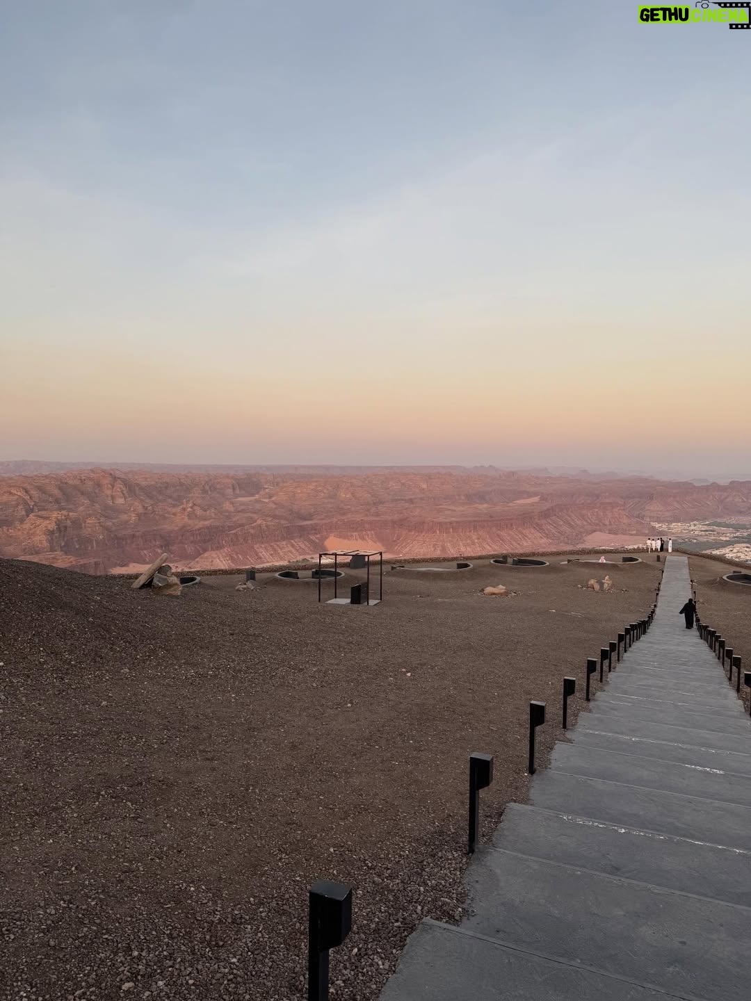 Cloud Wan - 21.3K Likes - Is this what it feels like to live on Mars? 

The sheer scale of it all brings a quiet kind of loneliness—the kind that makes you wonder about your place in the universe. 

What’s it all for? 

🌄🌌🌅