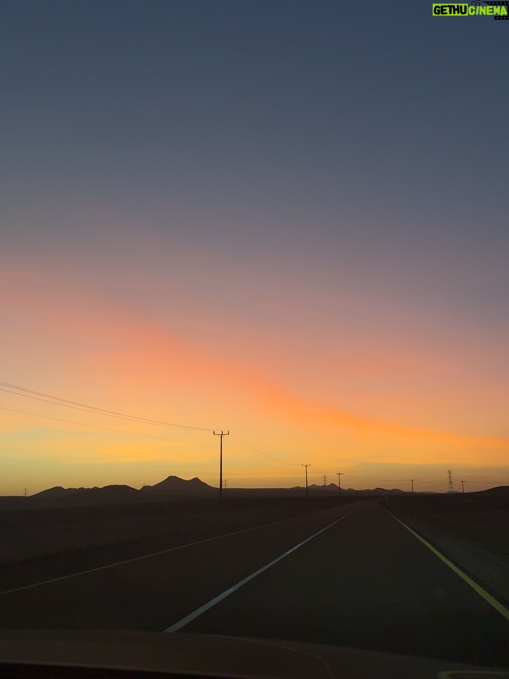 Cloud Wan - 21.3K Likes - Is this what it feels like to live on Mars? 

The sheer scale of it all brings a quiet kind of loneliness—the kind that makes you wonder about your place in the universe. 

What’s it all for? 

🌄🌌🌅