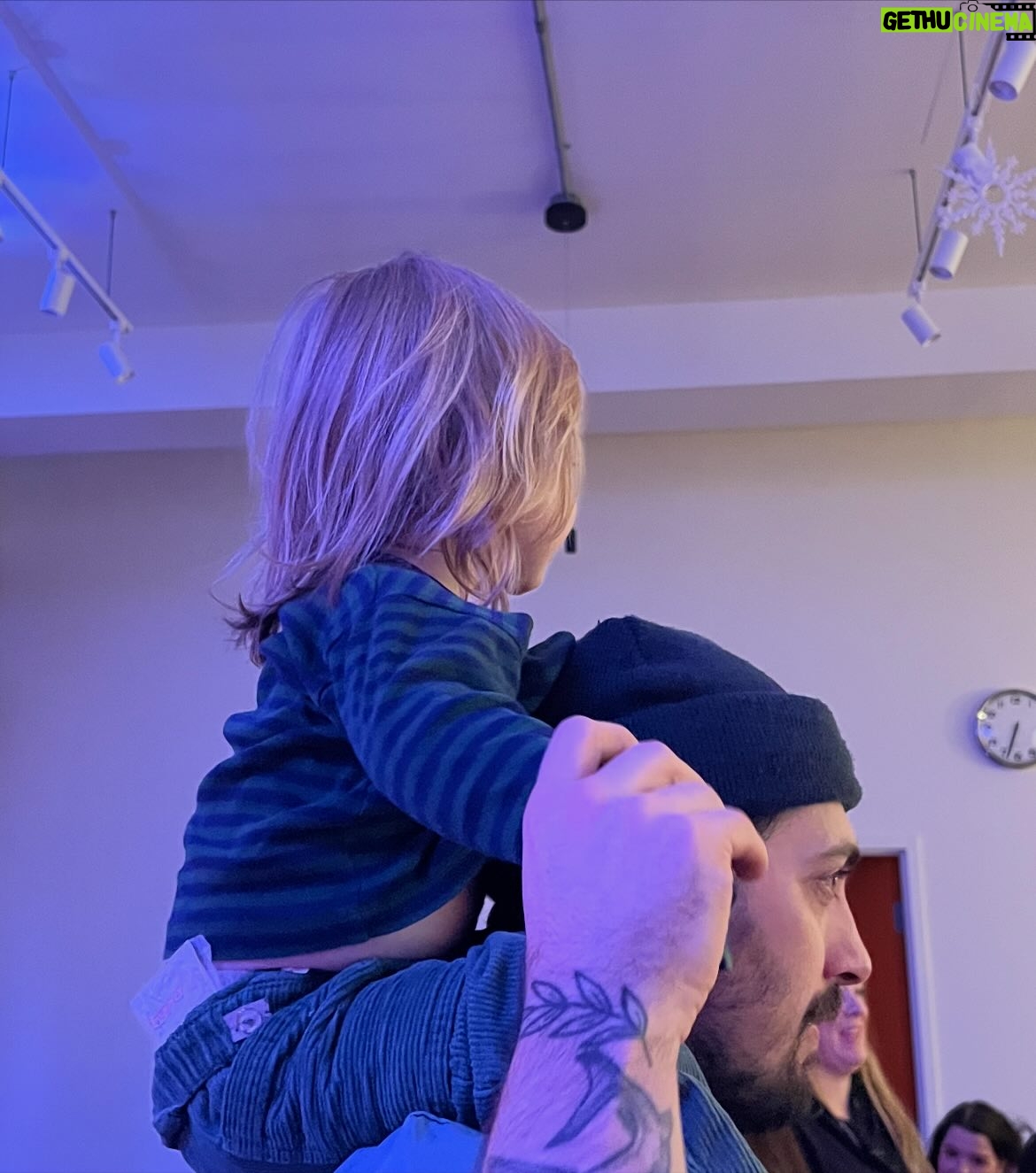 Cœur de Pirate - 8.8K Likes - Post classique d’anniversaire pour mon mari Marc, qui continue à me surprendre d’année en année. Merci d’être un parent exceptionnel, un partenaire de vie incroyable et si Arlo pouvait il serait scotché à toi 24/7 (moi aussi d’ailleurs haha) je t’aime; 38 looks good 🫡❤️