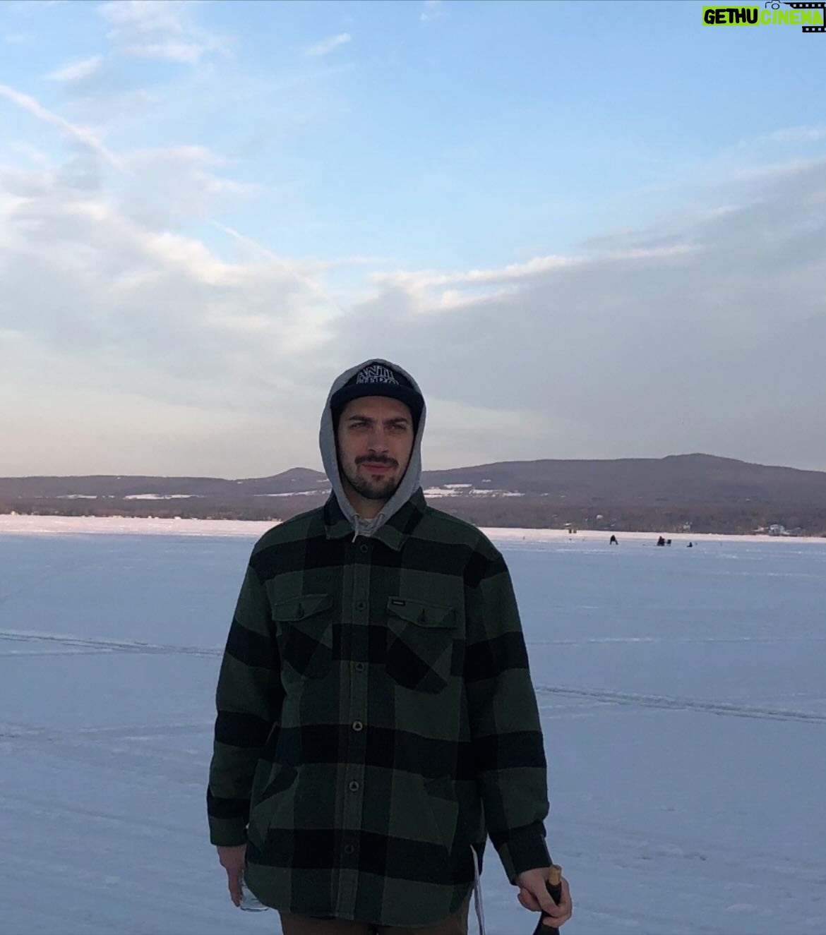 Cœur de Pirate - 8.8K Likes - Post classique d’anniversaire pour mon mari Marc, qui continue à me surprendre d’année en année. Merci d’être un parent exceptionnel, un partenaire de vie incroyable et si Arlo pouvait il serait scotché à toi 24/7 (moi aussi d’ailleurs haha) je t’aime; 38 looks good 🫡❤️