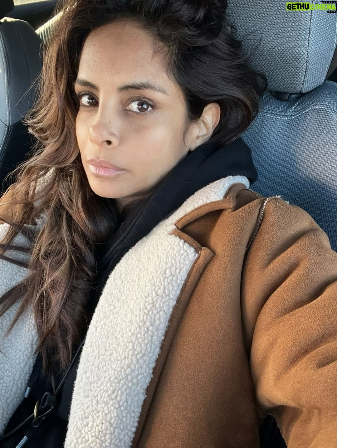 Collien Fernandes - 5.8K Likes - Heute den Flug aus Berlin verpasst. 

Wenn E-Mobilität für alle, die Zukunft sein soll, muss definitiv etwas passieren in der Ladeinfrastruktur: 

Ladesäule Nummer 1: Kommunizierte gar nicht mit mir.

Ladesäule Nummer 2: "Fehler beim Kommunikationsaufbau, bitte erneut versuchen."

Ladesäule Nummer 3   4: "Der Bezahlvorgang war nicht erfolgreich."

Ladesäule Nummer 5: Wurde mir zwar als funktionierende Ladessäule angezeigt, ist aber noch gar nicht in Betrieb. Oops..

Ladesäule Nummer 6: "Der Anschluss scheint im Moment belegt zu sein." Ähm... Ist er aber nicht.

Ladesäule Nummer 7: "Vorbereitung zum Laden wurde abgebrochen." Äh: Why??

Ladesäule Nummer 8: Ladefehler.

Ladesäule Nummer 9: Fehler.

Ladesäule Nummer 10: Nach jedem Prozent "Ladevorgang beendet"

Wegen all der Lade- bzw am Ende Nicht-Lade-Stopps nun den Flug verpasst und gestrandet in Berlin. 
Laune eher so im Keller.

Zur Launenbesserung jetzt erst mal Pizza   Saft (!)   TV im Bett..