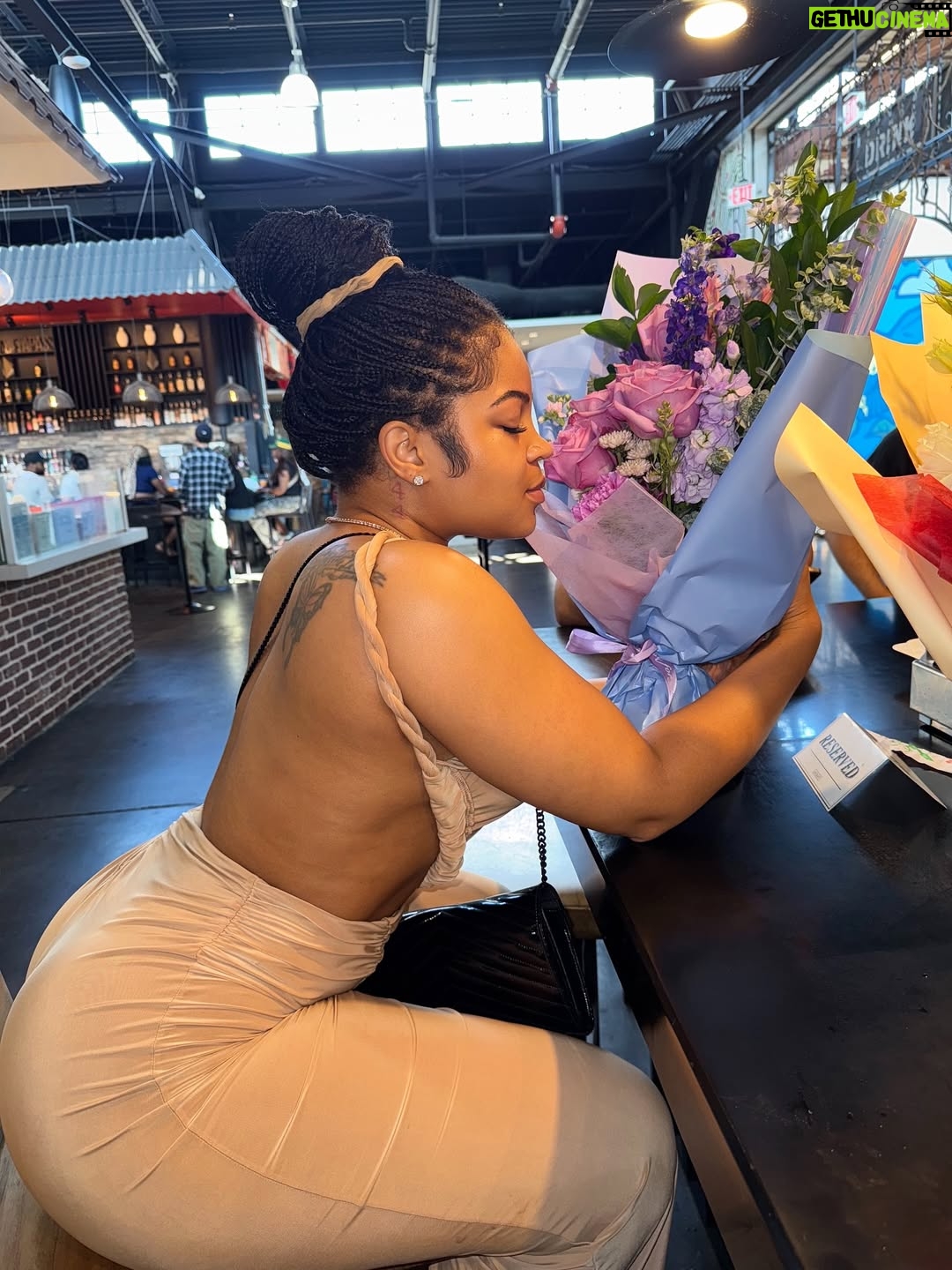 Courtney Godsey - 4.2K Likes - Kno I’m sitting pretty when that sh*t get ugly.