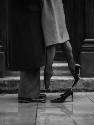 Courtney Halverson Instagram - “How could anyone hate the rain?” 🌧️ Sharing an umbrella, a playlist, a kiss, and a lifetime together. What could be better? 

From our recent visit to London, as captured by @incaseofbrit. 
.
.
.
 #movielike #cinematicmoments #howcouldanyonehatetherain #romanticstyle
