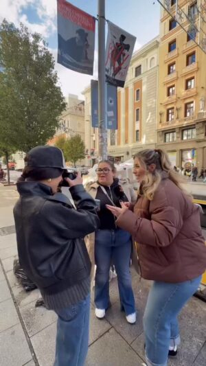 Cristina Boscá Instagram - CÁMARA INFILTRADO con DULCEIDA (@dulceida ) 📸 👀 
¡Vuelve por Nochebuena uno de nuestros formatos más míticos! 🎁 
@cristinabosca Camufla a Dulceida y sale a la calle a preguntar a la gente sobre ella 🙈😏
🫰🏻¿con quién más os gustaría que lo hagamos? 
#dulceida #camaraoculta #sorpresa #infiltrado #andaya