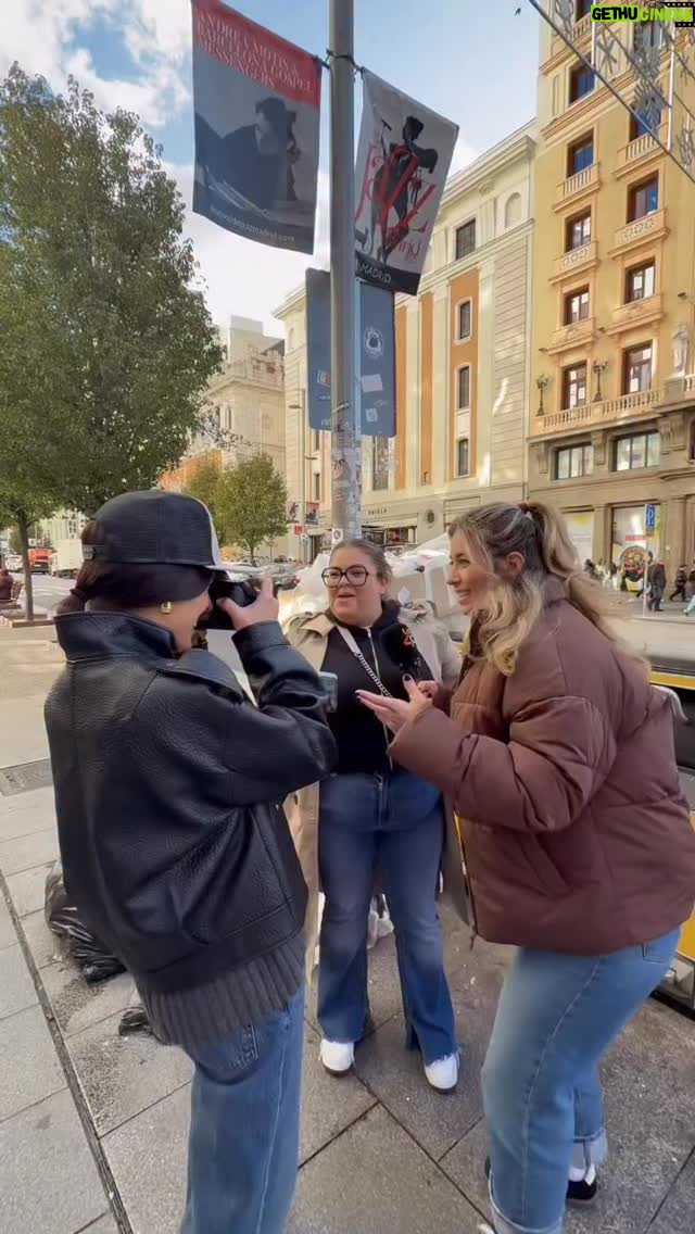 Cristina Boscá - 9.2K Likes - CÁMARA INFILTRADO con DULCEIDA (@dulceida ) 📸 👀 
¡Vuelve por Nochebuena uno de nuestros formatos más míticos! 🎁 
@cristinabosca Camufla a Dulceida y sale a la calle a preguntar a la gente sobre ella 🙈😏
🫰🏻¿con quién más os gustaría que lo hagamos? 
#dulceida #camaraoculta #sorpresa #infiltrado #andaya