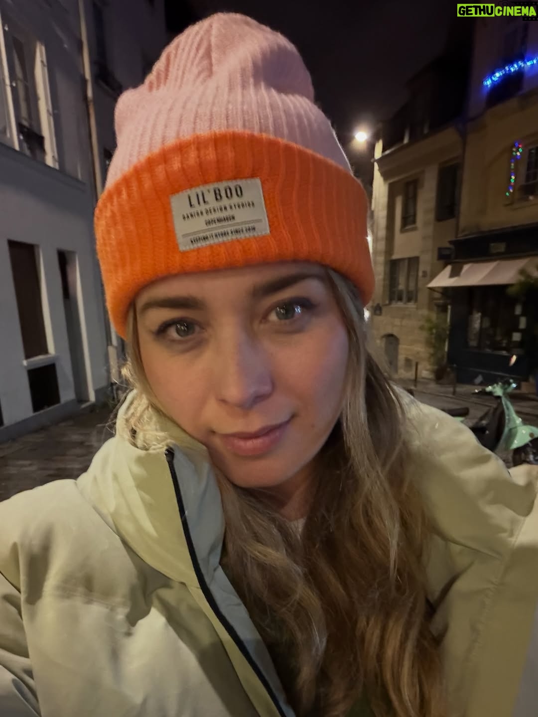 Cristina Boscá - 2.1K Likes - Hace tiempo que no comparto mucho por aquí…

Los días pasan llenos de aventuras, novedades, dramas, alegrías, abrazos, ilusiones, miedos y viruses varios…

Y estas navidades las arranco desde otra perspectiva, confiando en que todo va a salir bien.

Porque… ¿Qué significa exactamente que las cosas salgan bien?

Tantos momentos bonitos… 🧒 👦 🫠

Y os lanzo una pregunta… ¿Alguien entiende por qué la sartén especializada en hacer tortitas es justo con la que nunca me salen bien y en cambio en la otra sartén, que en principio no es la adecuada, salen perfectas? 🤷‍♀️

Os dejo fotos también de nuestros nuevos bebés. O como los llamamos cariñosamente en casa… “los terroristas”. 🐱 🐱 😅

Como dato curioso… no tengo ningún décimo de la lotería de Navidad… y luego quiero ser millonaria… 🤪