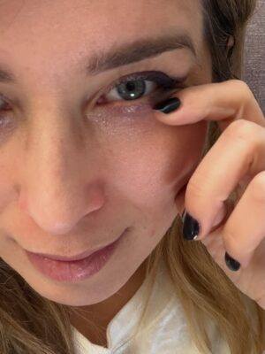 Cristina Boscá Instagram - Hace tiempo que no comparto mucho por aquí…

Los días pasan llenos de aventuras, novedades, dramas, alegrías, abrazos, ilusiones, miedos y viruses varios…

Y estas navidades las arranco desde otra perspectiva, confiando en que todo va a salir bien.

Porque… ¿Qué significa exactamente que las cosas salgan bien?

Tantos momentos bonitos… 🧒 👦 🫠

Y os lanzo una pregunta… ¿Alguien entiende por qué la sartén especializada en hacer tortitas es justo con la que nunca me salen bien y en cambio en la otra sartén, que en principio no es la adecuada, salen perfectas? 🤷‍♀️

Os dejo fotos también de nuestros nuevos bebés. O como los llamamos cariñosamente en casa… “los terroristas”. 🐱 🐱 😅

Como dato curioso… no tengo ningún décimo de la lotería de Navidad… y luego quiero ser millonaria… 🤪