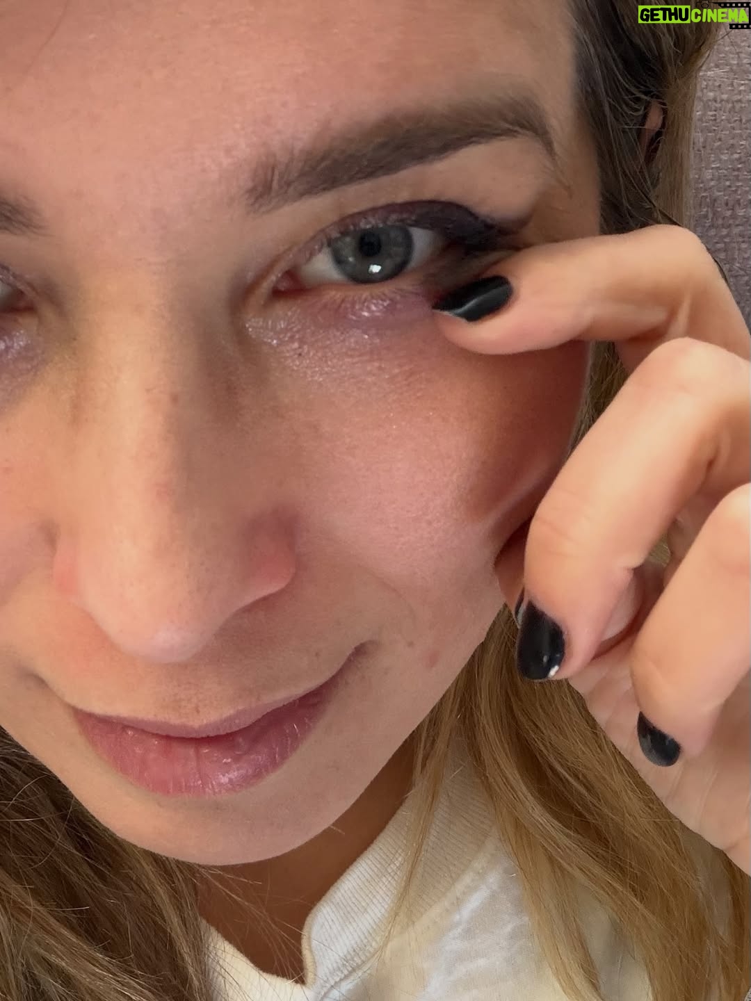 Cristina Boscá - 2.1K Likes - Hace tiempo que no comparto mucho por aquí…

Los días pasan llenos de aventuras, novedades, dramas, alegrías, abrazos, ilusiones, miedos y viruses varios…

Y estas navidades las arranco desde otra perspectiva, confiando en que todo va a salir bien.

Porque… ¿Qué significa exactamente que las cosas salgan bien?

Tantos momentos bonitos… 🧒 👦 🫠

Y os lanzo una pregunta… ¿Alguien entiende por qué la sartén especializada en hacer tortitas es justo con la que nunca me salen bien y en cambio en la otra sartén, que en principio no es la adecuada, salen perfectas? 🤷‍♀️

Os dejo fotos también de nuestros nuevos bebés. O como los llamamos cariñosamente en casa… “los terroristas”. 🐱 🐱 😅

Como dato curioso… no tengo ningún décimo de la lotería de Navidad… y luego quiero ser millonaria… 🤪