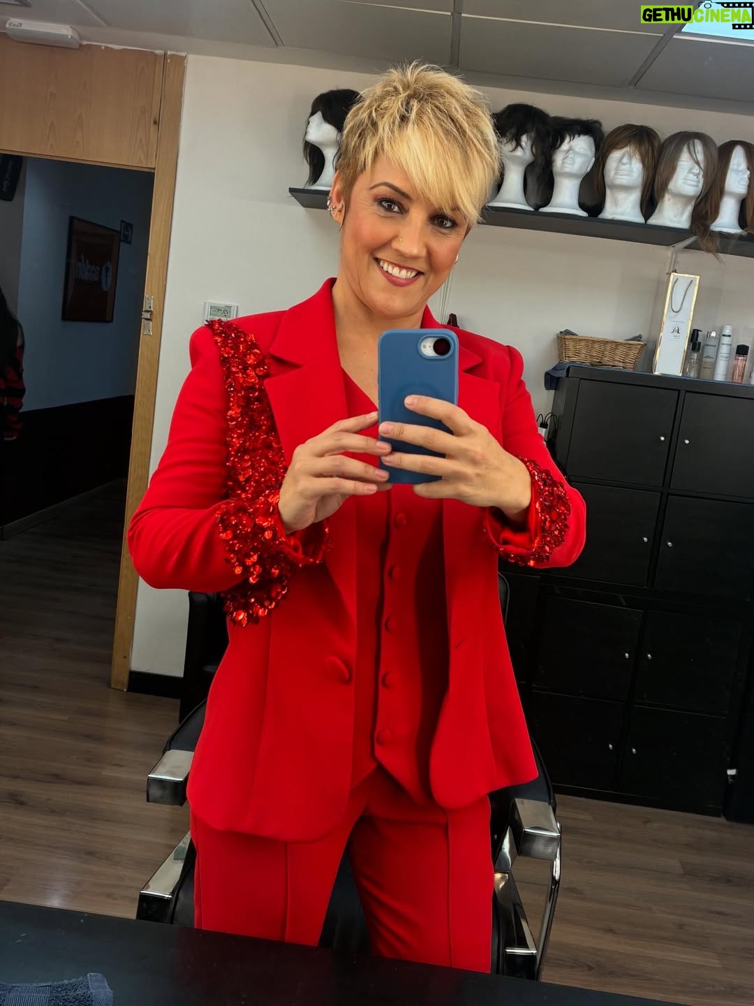Cristina Pardo - 13.2K Likes - Fotojueves.
Hoy, con un traje espectacular de @alejandrodemigueloficial, que ha utilizado como punto de partida un vestido que me hizo para las Campanadas. Es precioso y punto. ❤️