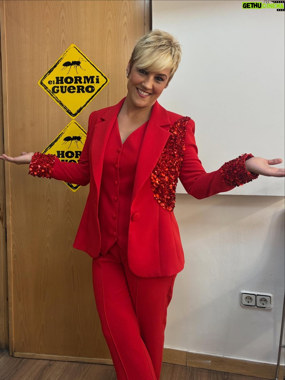 Cristina Pardo - 13.2K Likes - Fotojueves.
Hoy, con un traje espectacular de @alejandrodemigueloficial, que ha utilizado como punto de partida un vestido que me hizo para las Campanadas. Es precioso y punto. ❤️
