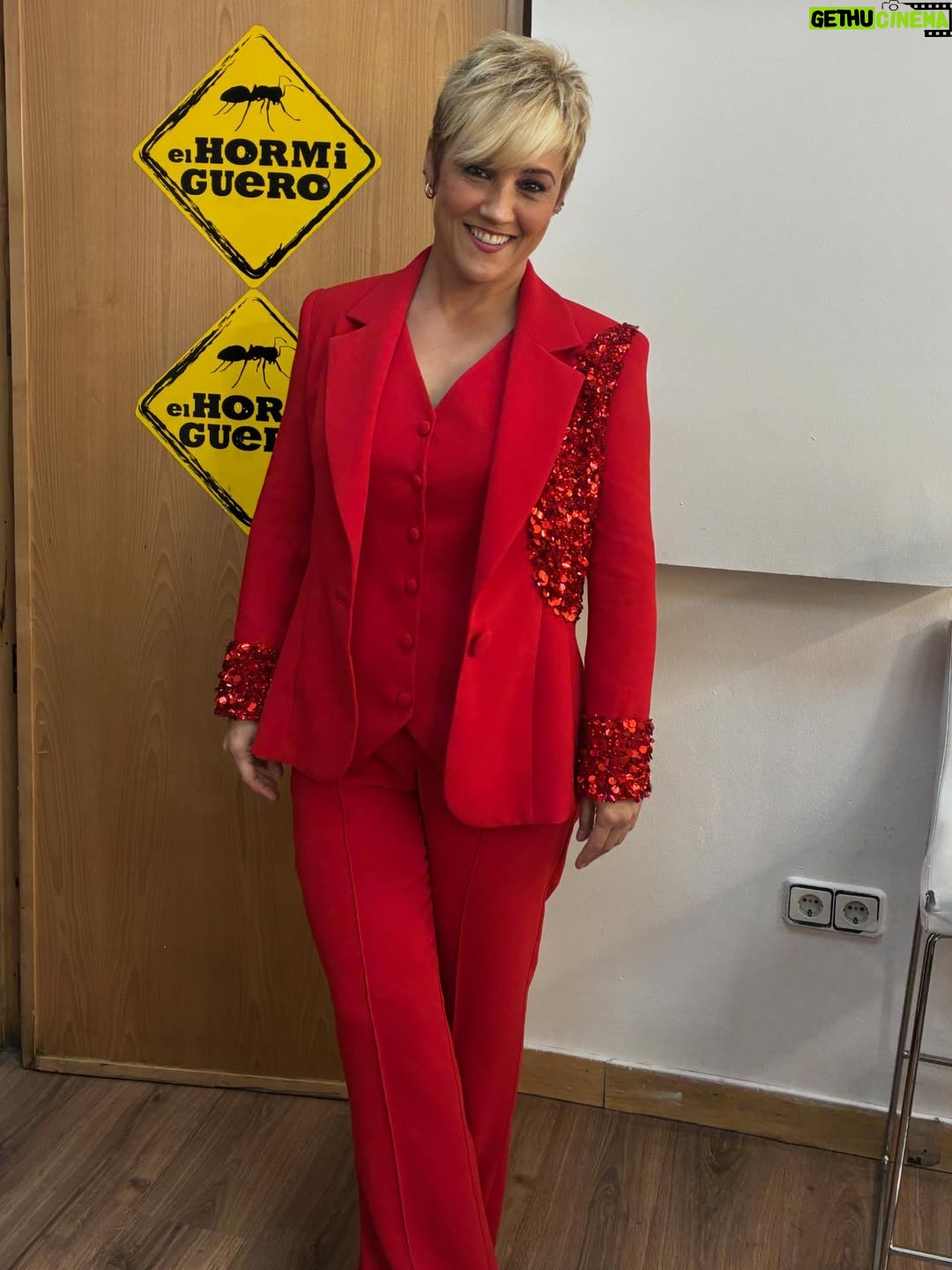 Cristina Pardo - 13.2K Likes - Fotojueves.
Hoy, con un traje espectacular de @alejandrodemigueloficial, que ha utilizado como punto de partida un vestido que me hizo para las Campanadas. Es precioso y punto. ❤️