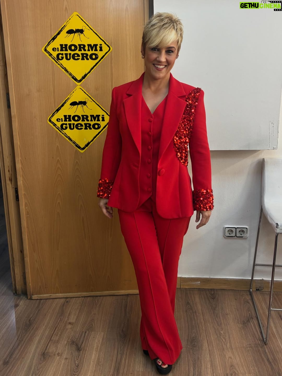 Cristina Pardo - 13.2K Likes - Fotojueves.
Hoy, con un traje espectacular de @alejandrodemigueloficial, que ha utilizado como punto de partida un vestido que me hizo para las Campanadas. Es precioso y punto. ❤️