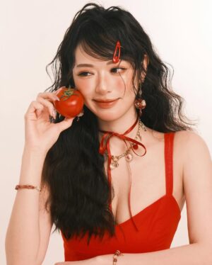 Crystal Fung Instagram - 🍅🍅🍅
攝影師說為我準備的新造型
像熟透的蕃茄

生活其實不苦，苦的是想要太多
人心也不累，累的是始終放不下

不如放下執着，收穫自在
讓心在陽光下翩翩起舞🦋