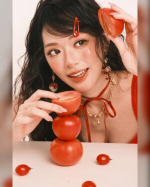 Crystal Fung Instagram - 🍅🍅🍅
攝影師說為我準備的新造型
像熟透的蕃茄

生活其實不苦，苦的是想要太多
人心也不累，累的是始終放不下

不如放下執着，收穫自在
讓心在陽光下翩翩起舞🦋