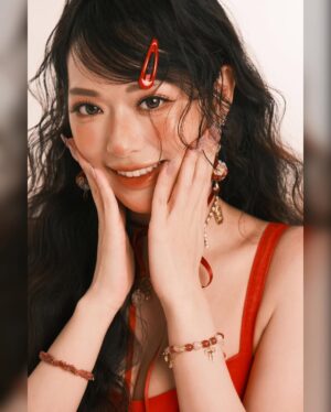 Crystal Fung Instagram - 🍅🍅🍅
攝影師說為我準備的新造型
像熟透的蕃茄

生活其實不苦，苦的是想要太多
人心也不累，累的是始終放不下

不如放下執着，收穫自在
讓心在陽光下翩翩起舞🦋