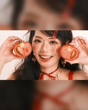 Crystal Fung Instagram - 🍅🍅🍅
攝影師說為我準備的新造型
像熟透的蕃茄

生活其實不苦，苦的是想要太多
人心也不累，累的是始終放不下

不如放下執着，收穫自在
讓心在陽光下翩翩起舞🦋
