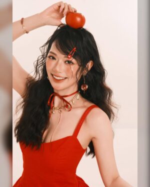 Crystal Fung Instagram - 🍅🍅🍅
攝影師說為我準備的新造型
像熟透的蕃茄

生活其實不苦，苦的是想要太多
人心也不累，累的是始終放不下

不如放下執着，收穫自在
讓心在陽光下翩翩起舞🦋