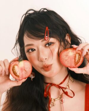 Crystal Fung Instagram - 🍅🍅🍅
攝影師說為我準備的新造型
像熟透的蕃茄

生活其實不苦，苦的是想要太多
人心也不累，累的是始終放不下

不如放下執着，收穫自在
讓心在陽光下翩翩起舞🦋