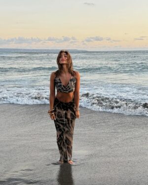 Cynthia Makhoul Instagram - Mamacita, ama los atardeceres 🌇 @FashionNova 

Réf : Living Wild Mesh Skirt Set - Leopard
