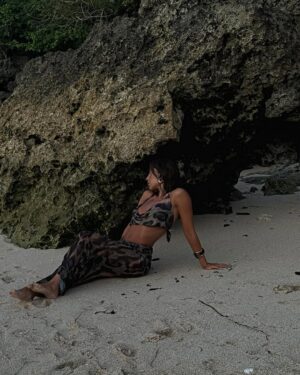 Cynthia Makhoul Instagram - Mamacita, ama los atardeceres 🌇 @FashionNova 

Réf : Living Wild Mesh Skirt Set - Leopard