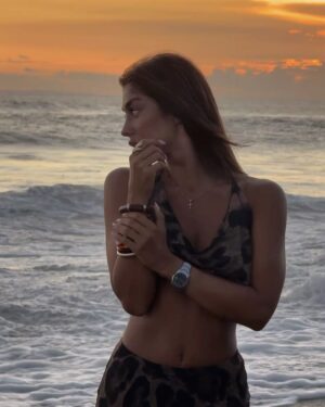 Cynthia Makhoul Instagram - Mamacita, ama los atardeceres š @FashionNova
RƩf : Living Wild Mesh Skirt Set - Leopard
