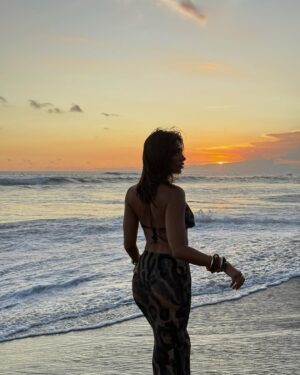 Cynthia Makhoul Instagram - Mamacita, ama los atardeceres 🌇 @FashionNova 

Réf : Living Wild Mesh Skirt Set - Leopard