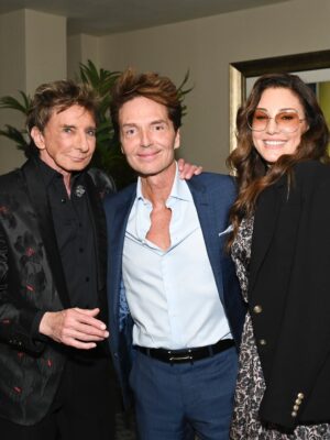Daisy Fuentes Instagram - 24 hrs in Vegas. Quick trip. Big music. Icon energy 💥 #barrymanilow #vegasbaby #encorelasvegas