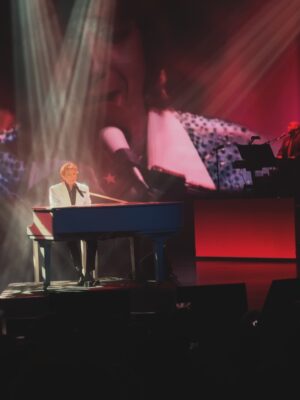 Daisy Fuentes Instagram - 24 hrs in Vegas. Quick trip. Big music. Icon energy 💥 #barrymanilow #vegasbaby #encorelasvegas