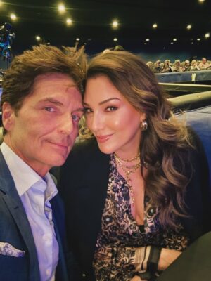 Daisy Fuentes Instagram - 24 hrs in Vegas. Quick trip. Big music. Icon energy 💥 #barrymanilow #vegasbaby #encorelasvegas