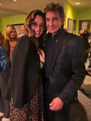 Daisy Fuentes Instagram - 24 hrs in Vegas. Quick trip. Big music. Icon energy 💥 #barrymanilow #vegasbaby #encorelasvegas