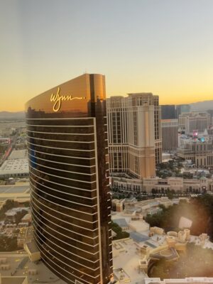 Daisy Fuentes Instagram - 24 hrs in Vegas. Quick trip. Big music. Icon energy 💥 #barrymanilow #vegasbaby #encorelasvegas