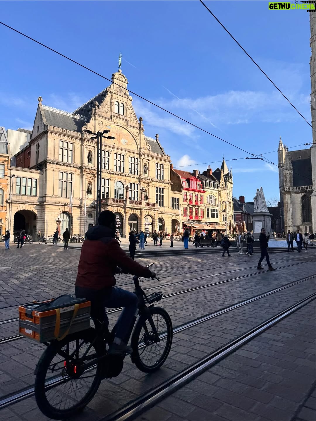 Dalila Carmo - 3.7K Likes - Cidade postal mas tb cidade inclusiva, diversa, atenta, gentil, sorrida, arestas polidas. A minha mãe sai com o olhar feliz e eu feliz pela minha mãe, e por chegar ao fim dos dias povoada de imagens bonitas🤍