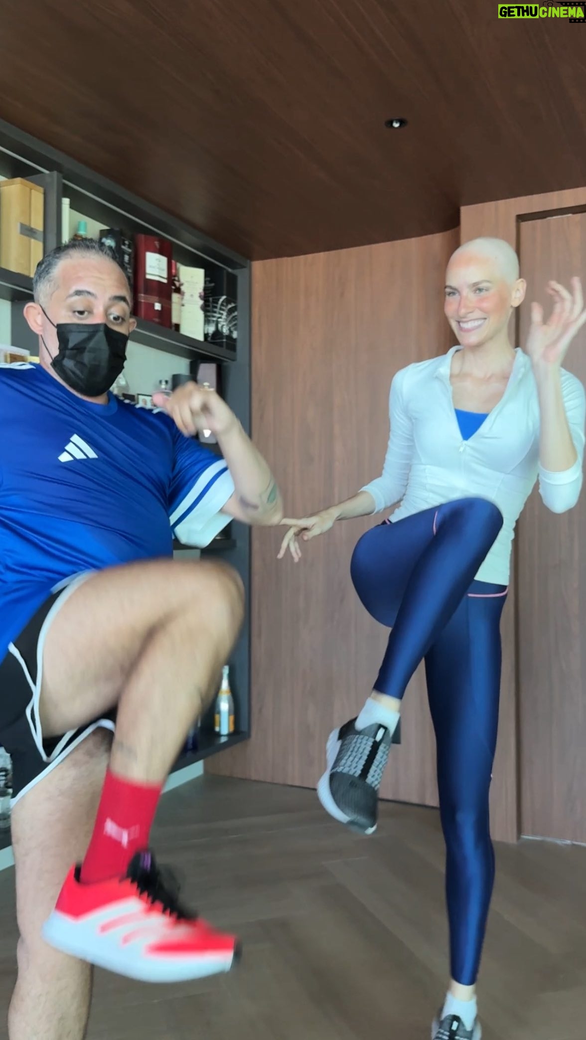 Dani Gondim - 11.9K Likes - Dizem que quem dança seus males espanta🩵
.
Acho que em minha última dança eu tinha uns 7 anos..o corpo fica paralisado de vergonha, mas o coração manda fazer, testar, ousar. 
Se tudo isso servir para que eu me leve menos a sério, já valeu o aprendizado. 
No final, ninguém liga. 
É você com suas luzes e tempestades existindo. 
Só gratidão pelo meu corpo que ainda consegue dançar, tímido, mas dança. 

🩵